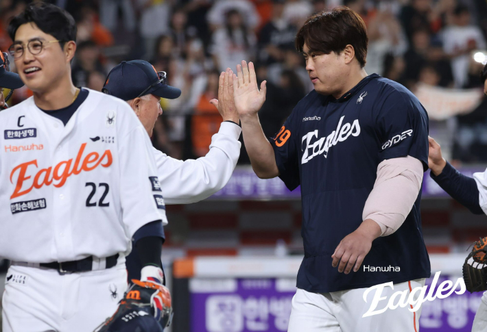 한화 류현진이 지난달 30일 LG와 경기에서 승리 투수가 된 뒤 김경문 감독과 하이파이브를 하는 모습. 한화