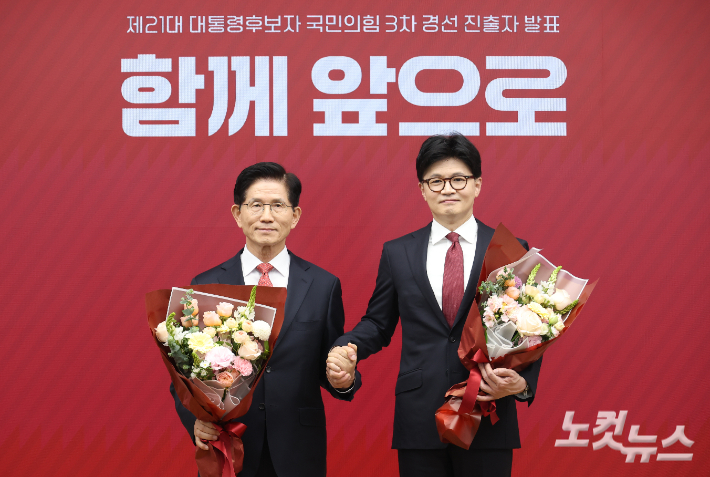 서울 여의도 국민의힘 당사에서 열린 제21대 대통령 후보자 국민의힘 3차 경선 진출자 발표 행사에서 3차 경선에 진출한 김문수(가나다순) 후보와 한동훈 후보가 기념촬영을 하고 있다. 윤창원 기자