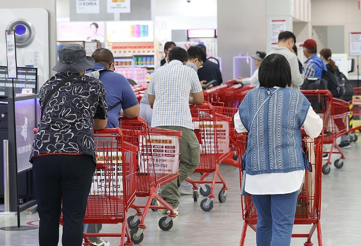 한은 "식료품·서비스가격↑…물가 당분간 2%대 유지"