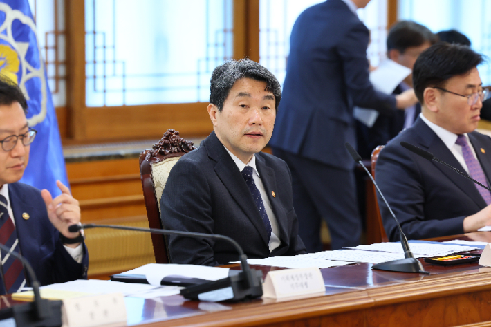 李대행, 첫 국무회의 주재…"마지막 남은 30여일 혼신 다해 국정 챙겨야"