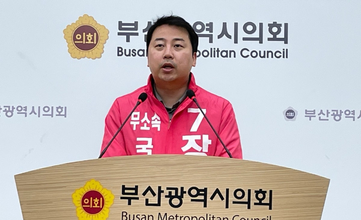 정연욱 의원이 당협위원장으로 있는 부산 수영 당협은 장예찬 전 청년최고위원 등 복당 신청자에 대해 '반대' 의견을 낸 것으로 파악됐다.사진은 장예찬 전 위원이 지난 총선에서 무소속으로 출마하려고 기자회견을 여는 모습. 연합뉴스