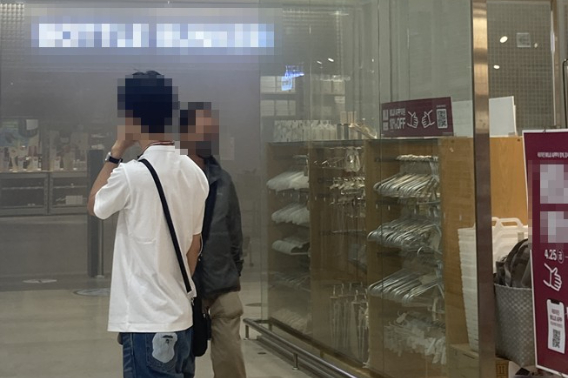 서울 롯데월드 내 마트서 용접 작업 중 화재…작업자 1명 경상