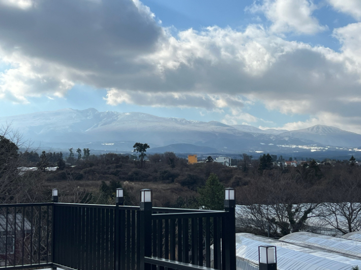 세미양 카페에서 보이는 한라산. 장원재 안수집사 제공