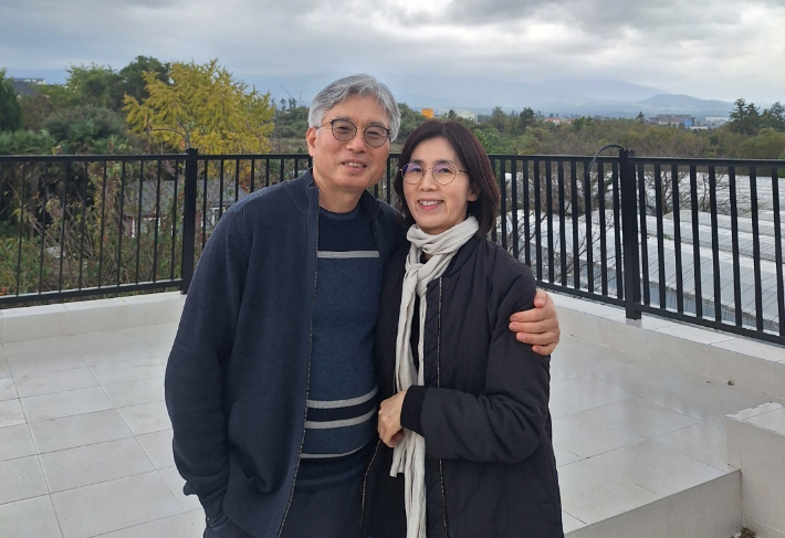 카페 2층에서 아내와 함께. 장원재 안수집사 제공