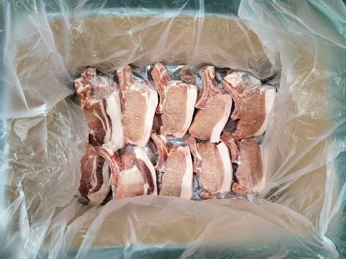 수입산 돼지 갈빗대에 국산 등심을 인위적으로 붙여 만든 토마호크 부위. 국립농산물품질관리원 부산사무소 제공