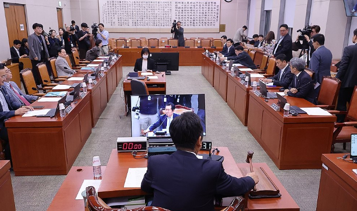 민주, '李 재판중지법' 법사위 소위 회부…국힘 "북한이냐"