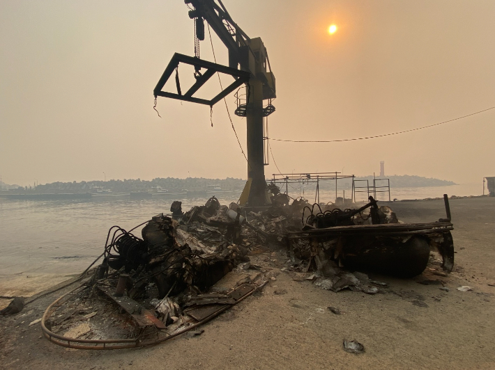영덕 노물리 앞바다에 정박된 선박들이 산불에 잿더미가 됐다. 독자 임근호씨 제공
