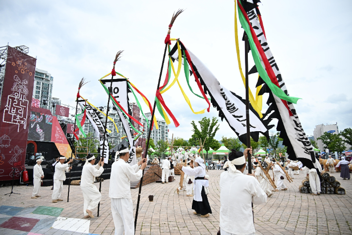 제21회 울산쇠부리축제가 오는 9일부터 11일까지 달천철장과 북구청 광장에서 열린다. 지난해 쇠부리축제에서 공연 모습. 북구청 제공 