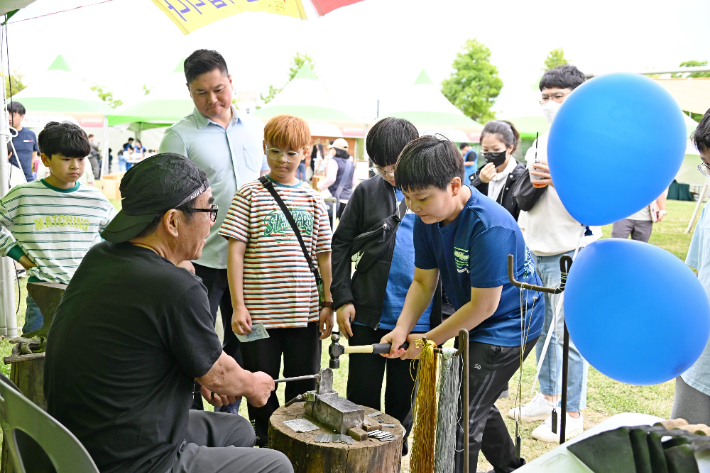 울산쇠부리축제에서는 쇠를 두드리고 다뤄보는 경험을 할 수 있다. 북구청 제공 