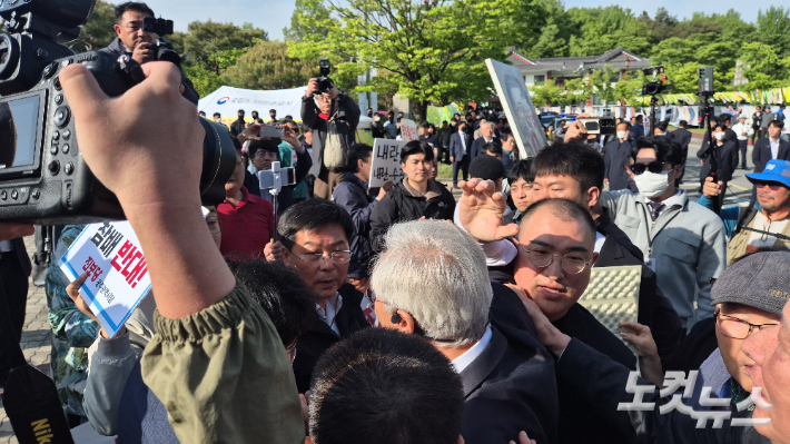 비상행동 측과 한 전 총리 지지자들은 욕설을 섞은 비난을 쏟아냈다. 한아름 기자
