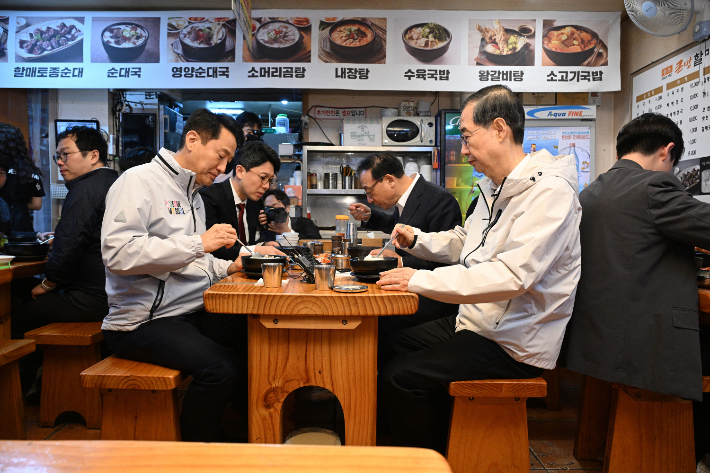 출마 당일 '쪽방촌' 간 한덕수, 오세훈과 순대국 회동