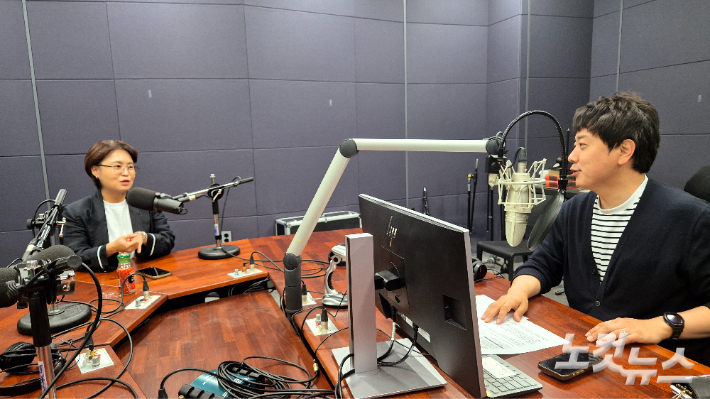 강원CBS.강원영동CBS 시사프로그램 <최진성의 위클리오늘>에 출연한 느린소리 최수진 대표. 강민주 PD