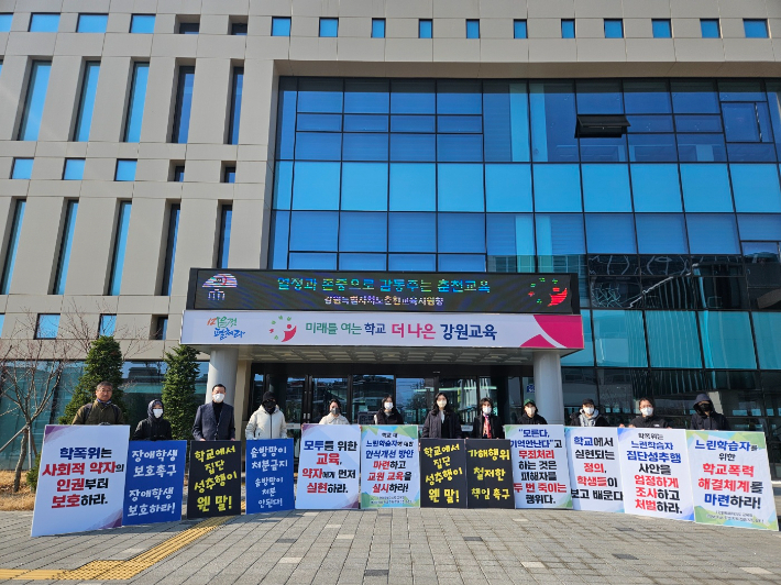  지난 4월 느린학습자 인권보호를 위한 연대 집회 활동에 참석한 느린소리 회원들. 느린소리 최수진 대표 제공