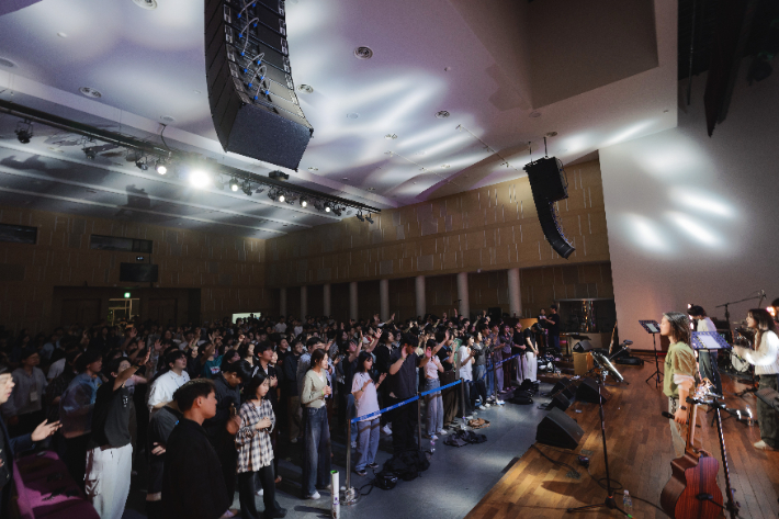 '기프티드'의 찬양에 청년들이 객석에서 일어나 함께 찬양을 했다. 웨이브스튜디오633 제공