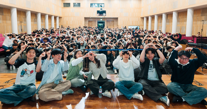 '한밤의 프레이즈' 모든 순서를 마치고 워십밴드 '기프티드'와 청년들이 기념 촬영을 했다. 웨이브스튜디오633 제공