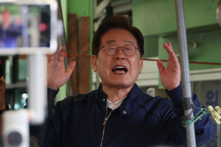 이재명, 접경지역서 이틀째 '통합' 강조…한덕수엔 '단죄'
