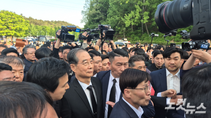 대선 출마를 선언한 한덕수 전 국무총리는 2일 오후 5시 40분 광주 북구 5·18민주묘지를 참배하려고 했으나 시민들의 반발에 막혀 발길을 돌렸다. 한아름 기자