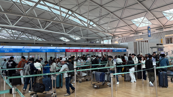 2일 오후 인천국제공항 탑승 수속을 받는 카운터 앞에 공항 이용객들이 줄을 서고 있다. 김지은 기자