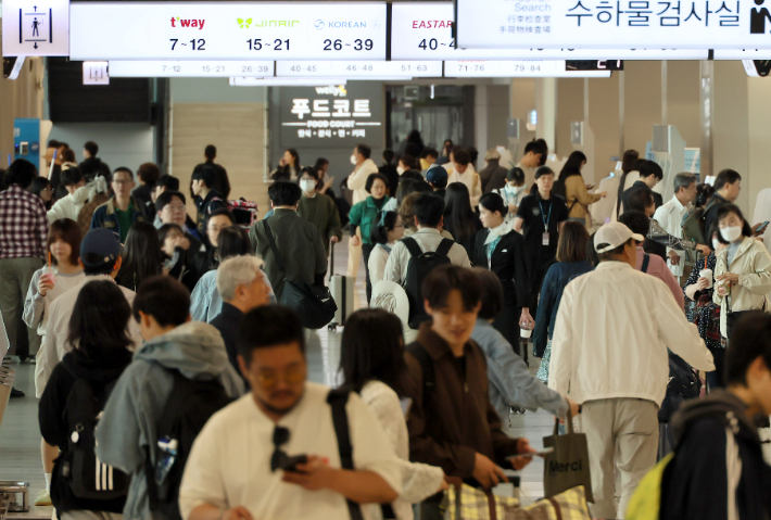 황금연휴 본격 시작…"너무 설렌다" 공항·도로 '북적'