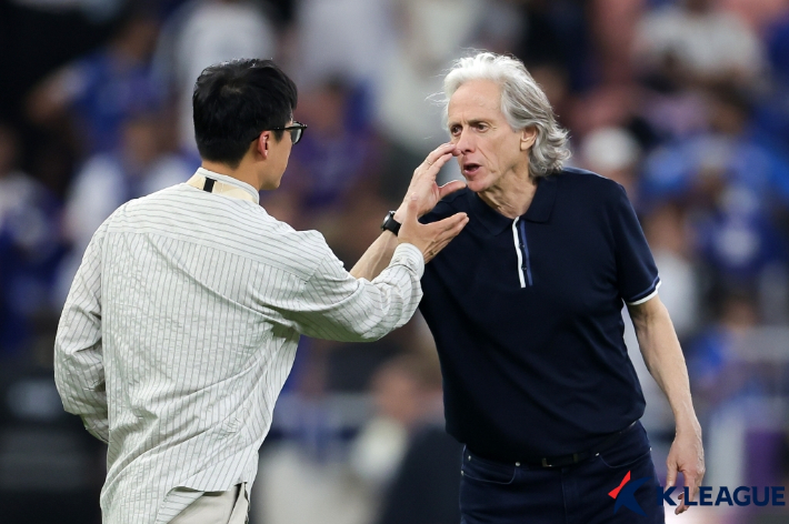 이정효 감독과 조르제 제수스 감독. 한국프로축구연맹 제공