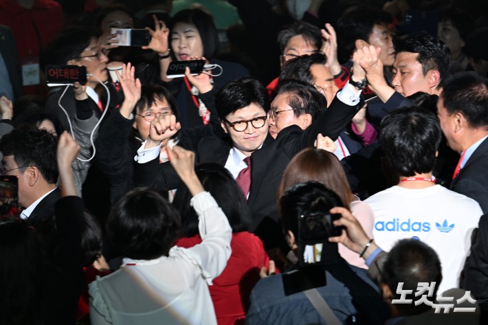 3일 경기도 일산 킨텍스에서 열린 국민의힘 제21대 대통령 선거 후보 선출을 위한 제5차 전당대회에서 한동훈 경선 후보가 무대로 향하며 손을들어 인사를 하고 있다.