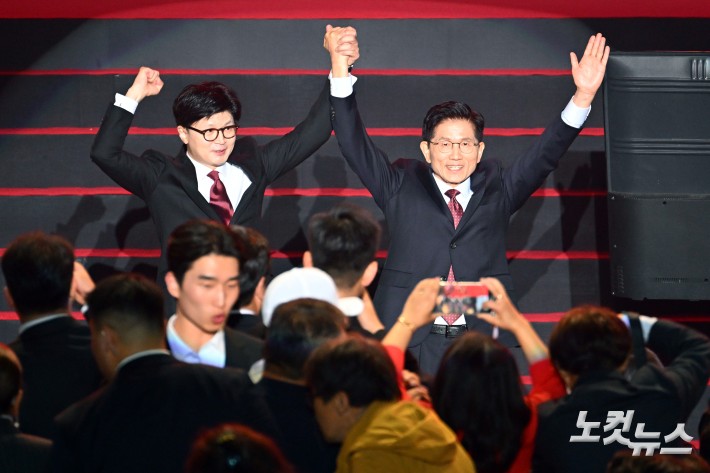 3일 경기도 일산 킨텍스에서 열린 국민의힘 제21대 대통령 선거 후보 선출을 위한 제5차 전당대회 무대에서 한동훈·김문수 경선 후보가 인사를 마치고 내려오며 손을 들어 인사를 하고 있다.