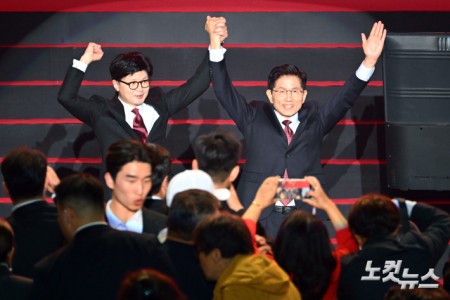 3일 경기도 일산 킨텍스에서 열린 국민의힘 제21대 대통령 선거 후보 선출을 위한 제5차 전당대회 무대에서 한동훈·김문수 경선 후보가 인사를 마치고 내려오며 손을 들어 인사를 하고 있다.