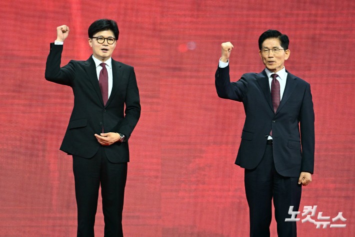 3일 경기도 일산 킨텍스에서 열린 국민의힘 제21대 대통령 선거 후보 선출을 위한 제5차 전당대회 무대에 오른 한동훈·김문수 경선 후보가  손을 들어보이고 있다.