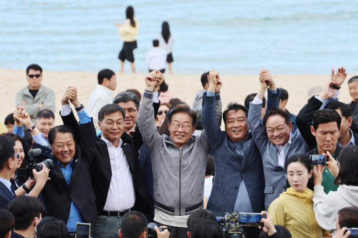 동해안 간 李, '조희대 탄핵' 요구에 "당에서 알아서 하겠죠"