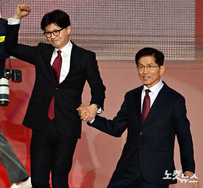 손잡고 이동하는 김문수·한동훈