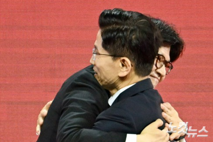 3일 경기도 일산 킨텍스에서 열린 국민의힘 제21대 대통령 선거 후보 선출을 위한 제5차 전당대회 무대에 오른 한동훈·김문수 경선 후보가 포옹을 하고 있다. 윤창원 기자