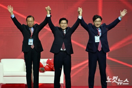 3일 경기도 일산 킨텍스에서 열린 국민의힘 제21대 대통령 선거 후보 선출을 위한 제5차 전당대회에서 대선 후보로 선출된 김문수 대선 후보가 권영세 비상대책위원장(왼쪽), 권성동 원내대표와 손을 들어보이고 있다.