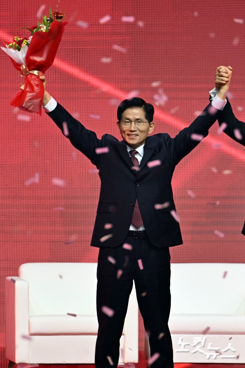 3일 경기도 일산 킨텍스에서 열린 국민의힘 제21대 대통령 선거 후보 선출을 위한 제5차 전당대회에서 대선 후보로 선출된 김문수 후보가 꽃다발을 들어 보이고 있다.