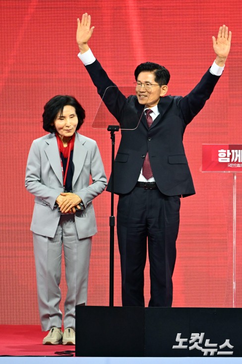 3일 경기도 일산 킨텍스에서 열린 국민의힘 제21대 대통령 선거 후보 선출을 위한 제5차 전당대회에서 대선 후보로 선출된 김문수 대선 후보가 부인 설난영 여사를 소개하며 손을 들어보이고 있다.