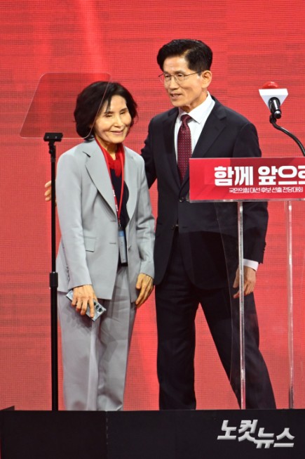 부인 설난영 여사 소개하는 김문수 대선후보