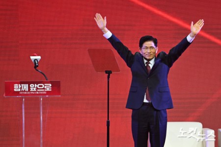 3일 경기도 일산 킨텍스에서 열린 국민의힘 제21대 대통령 선거 후보 선출을 위한 제5차 전당대회에서 대선 후보로 선출된 김문수 대선 후보가 수락 연설을 마치고 손을 들어보이고 있다.