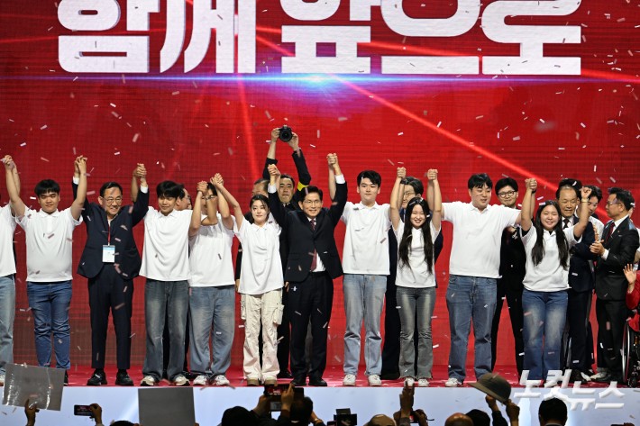 3일 경기도 일산 킨텍스에서 열린 국민의힘 제21대 대통령 선거 후보 선출을 위한 제5차 전당대회에서 대선 후보로 선출된 김문수 대선 후보가 청년들과 무대에 함께 올라 손을 들어보이고 있다.