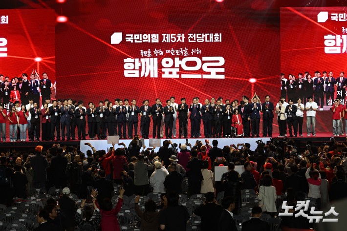 3일 경기도 일산 킨텍스에서 열린 국민의힘 제21대 대통령 선거 후보 선출을 위한 제5차 전당대회에서 대선 후보로 선출된 김문수 대선 후보가 당지도부 등과 무대에 올라 박수를 치고 있다.