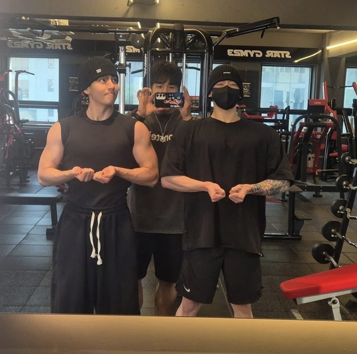 전역 앞둔 BTS 뷔-정국, 헬스장 사진 포착 "근력까지 좋음"