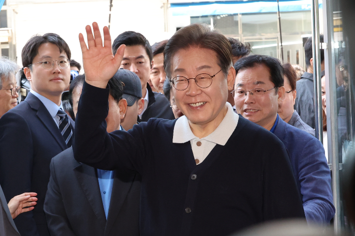 경북 찾은 이재명 "고향인데도 눈 흘겨…뭘 그렇게 잘못했나"