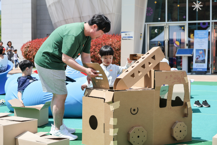 지난해 어린이날을 맞아 종이상자로 집 만들기 체험 행사가 진행된 모습. 국립부산과학관 제공