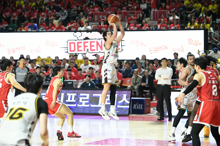 슛을 쏘는 창원 LG 칼 타마요. KBL