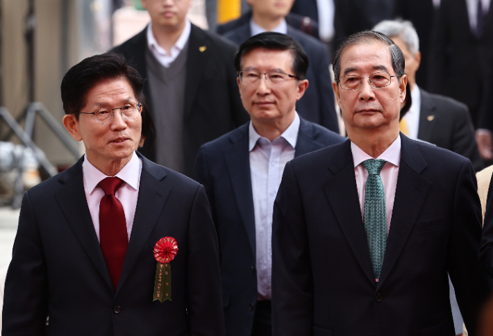봉축법요식 참석하는 김문수 대선 후보-한덕수 대선 예비후보. 연합뉴스