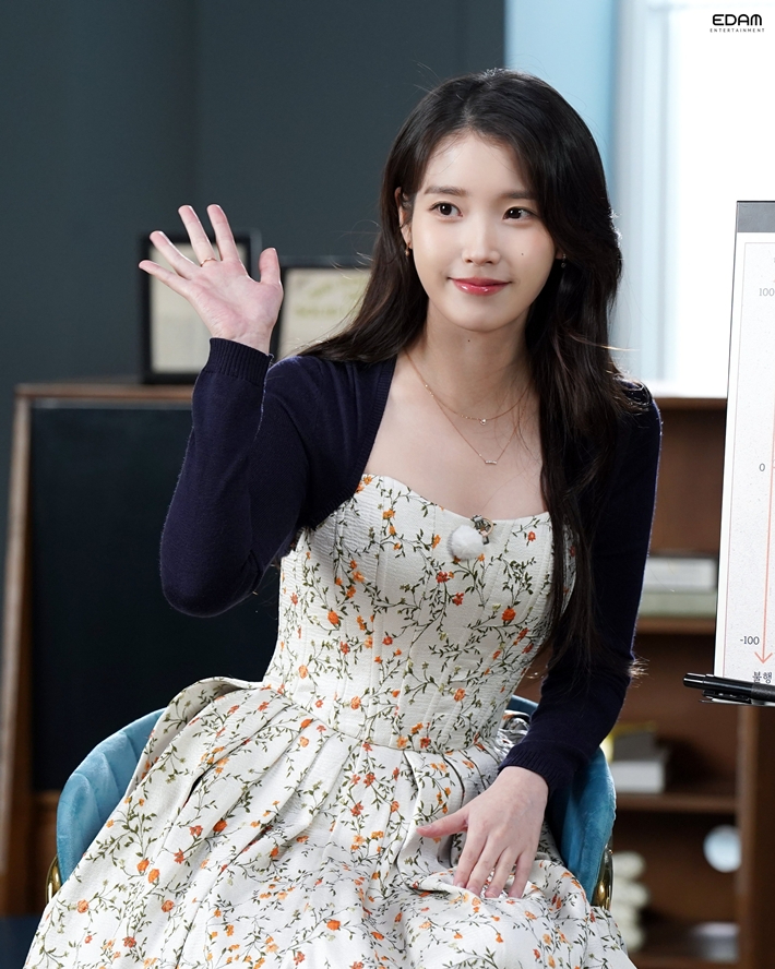 가수 겸 배우 아이유. 아이유 공식 트위터
