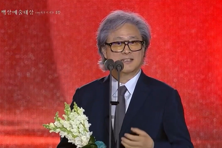 5일 방송한 제61회 백상예술대상에서 영화 부문 각본상을 받은 박찬욱 감독. 백상예술대상 캡처