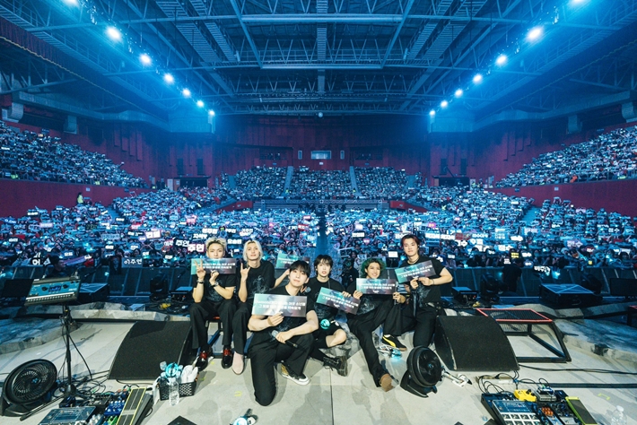 엑스디너리 히어로즈가 팬들이 준비한 슬로건을 들고 기념 촬영한 모습. 엑스디너리 히어로즈 공식 트위터