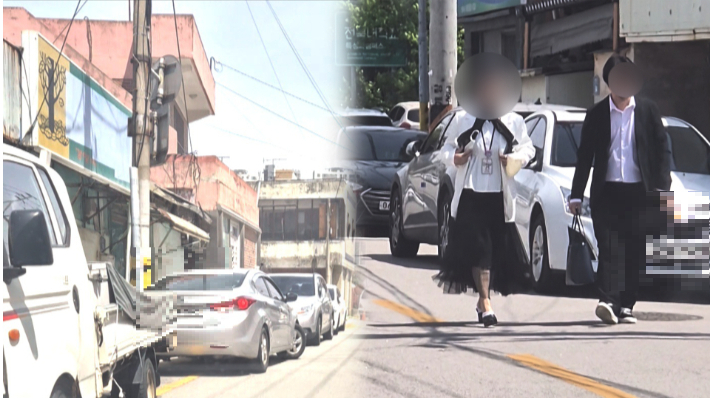 27일 전북 익산시 창인동 신천지 익산교회 인근. 교회 앞 주황색 실선이 그려진 곳에 주차중인 차와 인근 주차가 금지된 도로에 주차를 한 뒤 집회에 참여하기 위해 나서는 신도들. 심동훈 기자