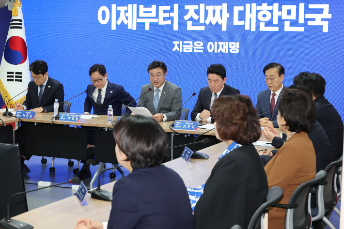 민주 선대위 "대법, 대선 불개입 의사 밝히고 공판 미루라"