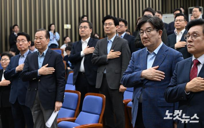 굳은 표정의 국민의힘