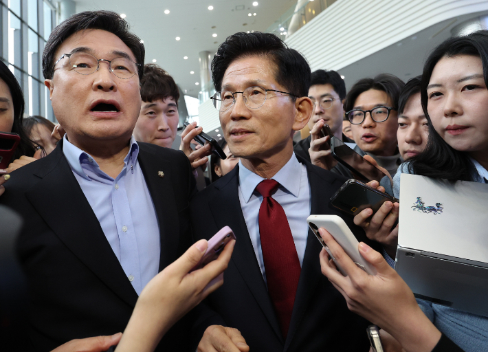 김문수, 대선후보 일정 전면 중단…"이럴 거면 경선 왜 했나"